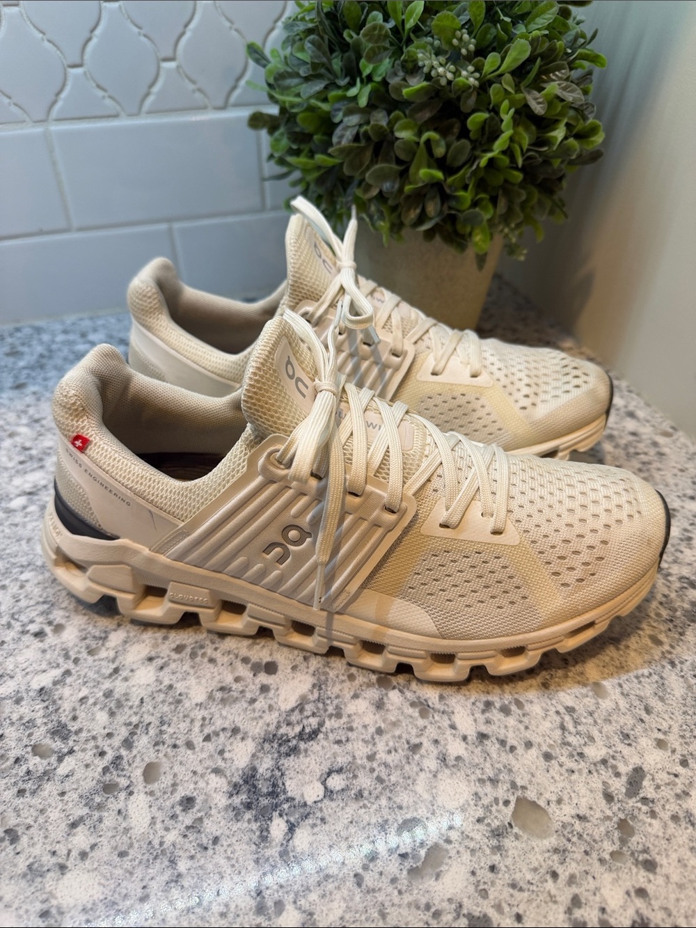 On Running Cloudswift Sneakers in white womens size 9.5